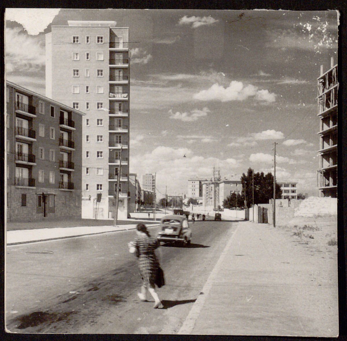 Imagen del Paseo de Zorrilla de #Valladolid  a la altura del Barrio de Cuatro de Marzo, en los años 50

📷 Archivo municipal de Valladolid