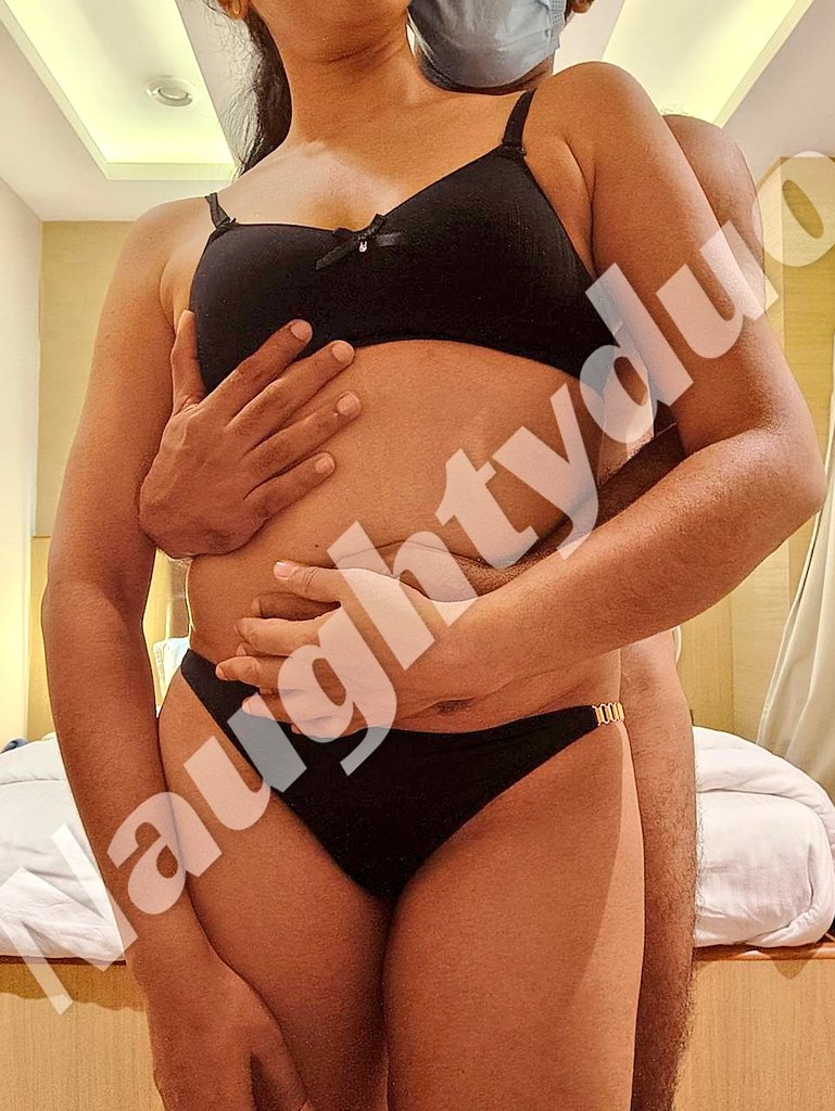 കളിക്കാൻ മൂത്ത് റൂം എടുത്ത രണ്ടു പേരോട്  എനിക്ക് വേണ്ടി പോസ് ചെയ്ത് pic എടുക്കാൻ പറഞ്ഞാൽ അങ്ങനെ ഇരിക്കും...

My sweet wife posing for a pic on my request.. Of course with her date.