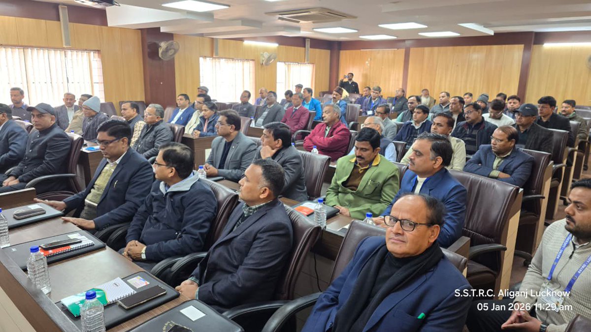 dr_hariom_ias's tweet image. Addressing the inaugural batch of 60 ITI Principals in the Institute of Training of Trainers Lucknow. The principals (both new n old) are here for a week long training. ITOT trains n upgrades the Principals n Instructors on regular basis. #drhariomias #skill #iti #itot #ved