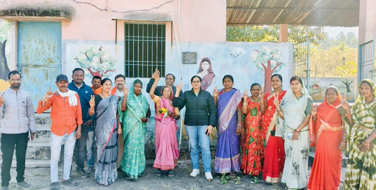 MonikaBhimSingh's tweet photo. “कदम से कदम मिल रहे हैं,
  स्वच्छता की राह चल रहे हैं।”

#Kanker #Chhattisgarh
#TuesdayMotivation #odfplus
#SwachhBharatMissionGramin
#JaiSwachhta #JaiHind 😇 https://t.co/ywUGpVCace