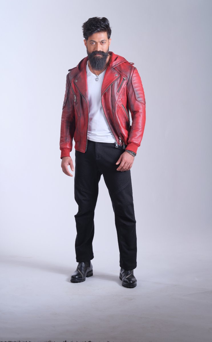 AvinashRam19's tweet photo. New year, new look, same dominance! 😎

Presenting the stylish new avatar of @TheNameIsYash ahead of his big day. ✨

Advance Happy Birthday to our #Toxic Star👑💥

#Yash #Toxic #Yash40 
@YashFansTweet @YashFanCluboffc https://t.co/27JhMo4tTa