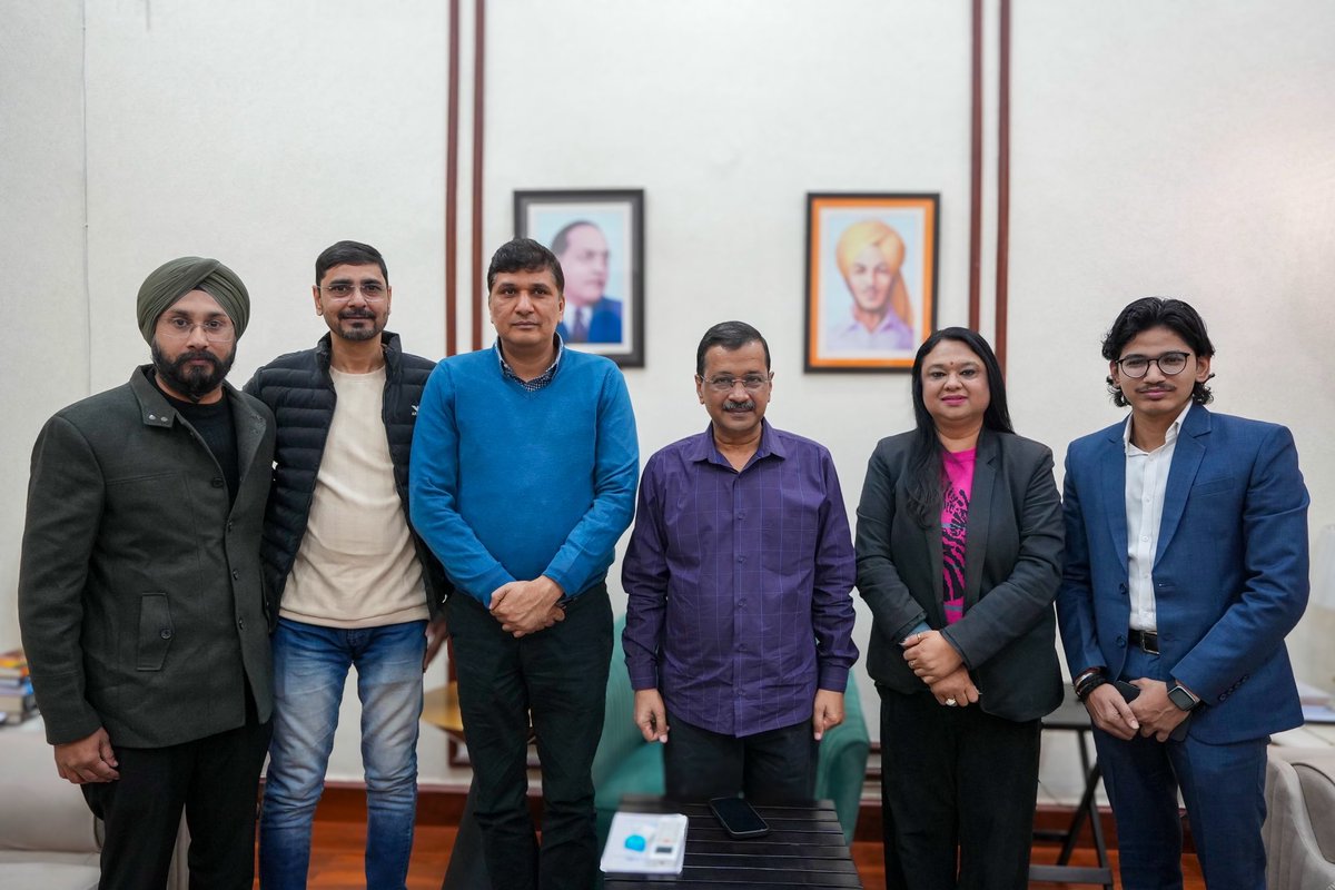 RitikGupta1999's tweet photo. आज आम आदमी पार्टी के राष्ट्रीय संयोजक श्री @ArvindKejriwal जी के नेतृत्व में दिल्ली प्रदेश सोशल मीडिया टीम की बैठक हुई।

उनके मार्गदर्शन ने सभी सदस्यों में नई ऊर्जा और उत्साह भर दिया। 

बैठक में आगामी कार्यों और योजनाओं पर गहन चर्चा हुई, जिससे सभी सदस्यों को स्पष्ट दिशा और रणनीति मिली। उन्होंने संगठन को और अधिक मजबूत बनाने के लिए उपयोगी सुझाव साझा किए और सभी को एकजुट होकर जिम्मेदारीपूर्वक कार्य करने के लिए प्रेरित किया।

इस बैठक ने सभी का मनोबल को बढ़ाया और भविष्य में सोशल मीडिया अभियानों को और प्रभावी बनाने का उत्साह जगाया।

@anuragdhanda @Saurabh_MLAgk @AAPDelhi @AamAadmiParty