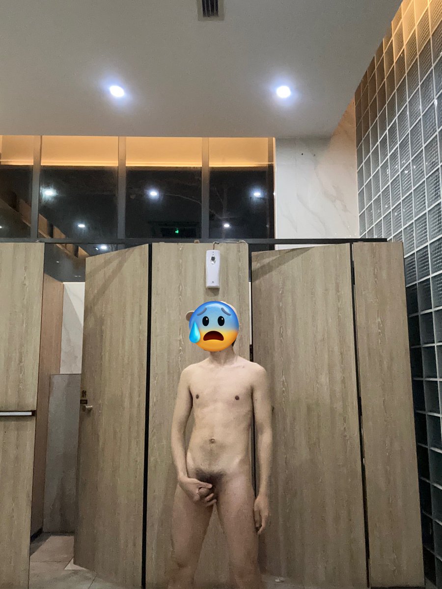 久违的公厕野裸，玩到一半的时候公园里巡逻的保安突然进来，只能赶紧跑进格子间躲起来等他走。好尴尬🥲#野裸暴露 #野裸