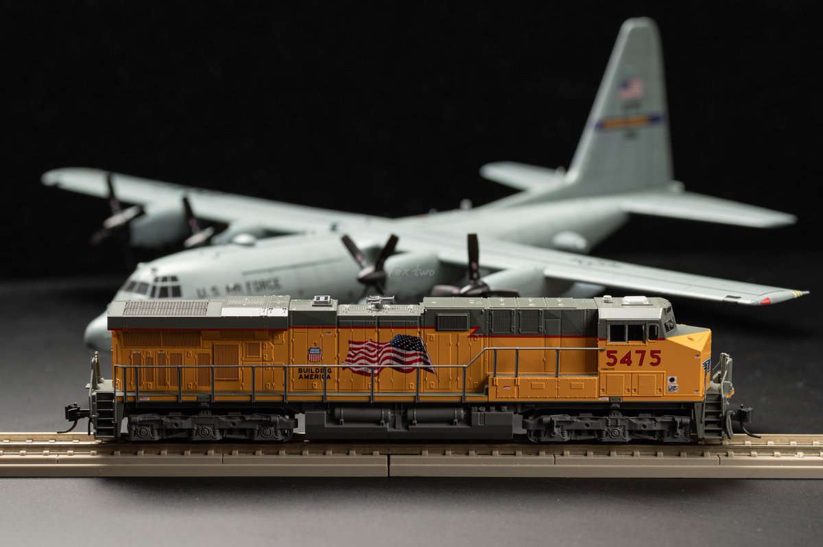 Jet144Model's tweet photo. Transport of America. KATO  ES44AC &amp; G.W.H.  C-130H https://t.co/E2Am6Sz5wF