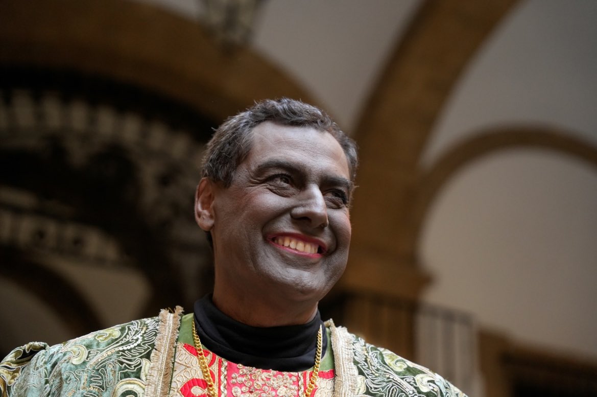 EmilioMontilla_'s tweet image. Quiero felicitar a Juanma Moreno Bonilla por sudar del wokismo de la izquierda española y honrar a nuestras tradiciones siendo el rey Baltasar. 

El “blackface” es una chorrada importada de Estados Unidos que no tiene el menor sentido en España, pues aquí jamás ha habido…
