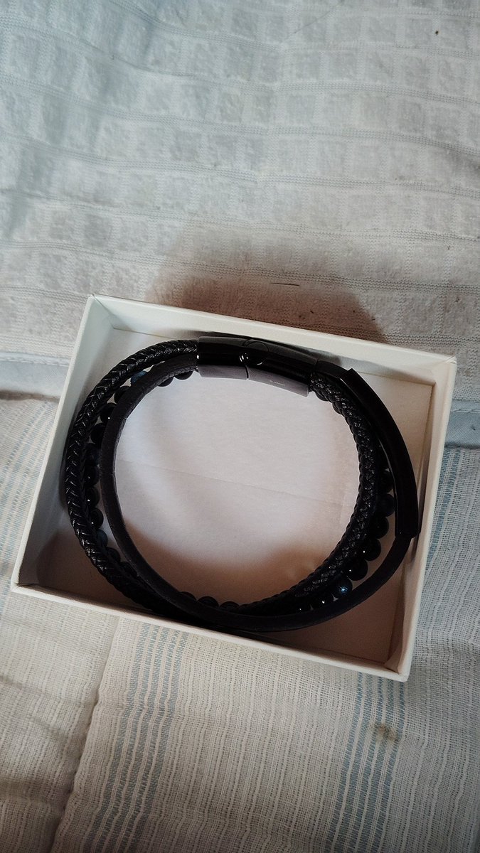 親から誕プレ貰った！！！
オニキスブラックとラピスラズリのブレスレット！
