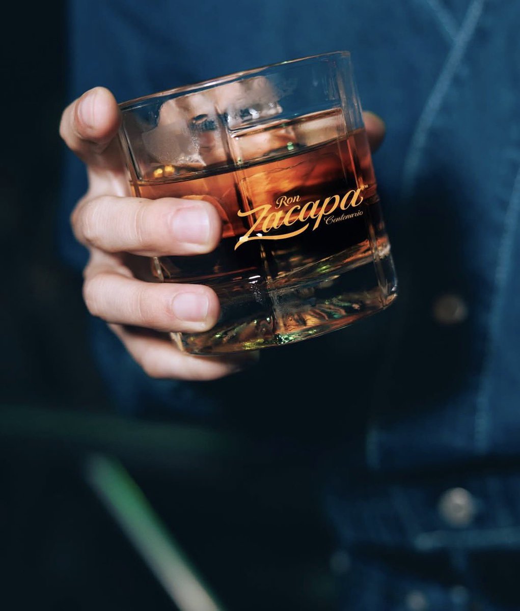 ที่เห็นสินปินในงานถือเหล้าคนละตัวน่าจะเพราะแบบนี้ป้ะ โปรโมทใครโปรโมทมันแบรนใครแบรนมันของจริง5555555555555555555555555