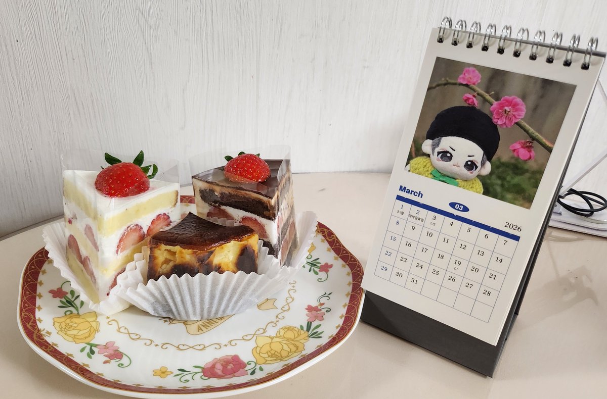 소중한 선물이 도착해서 기념해서 케익 먹었어요 제 생일 같거든요😳 만쥬쌤의 귀염둥이 솜깅이들의 여행담이 담긴 귀여운 달력 감사해요😍
