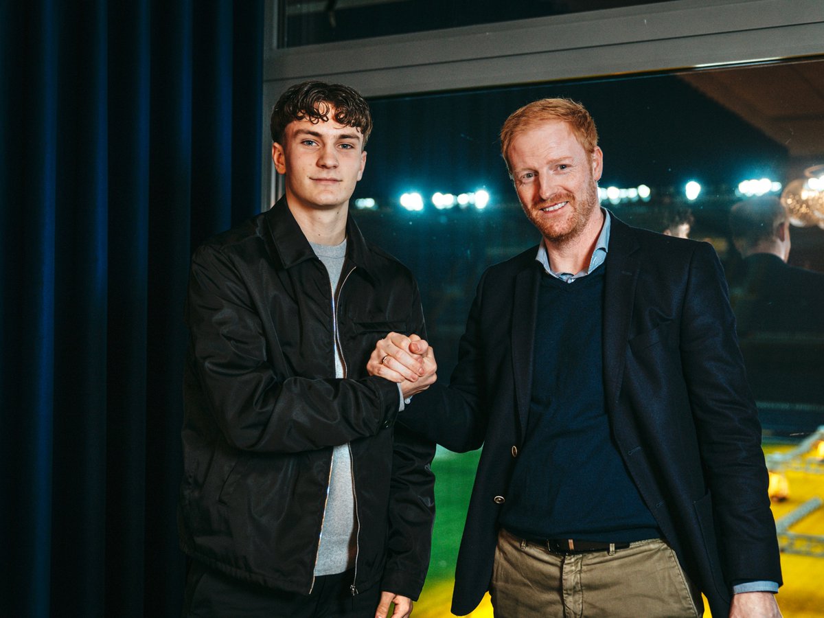 BrondbyIF's tweet photo. Brøndby IF og Jacob Ambæk forlænger aftalen frem til udgangen af 𝟮𝟬𝟮𝟴 ✍️

Vores 17-årige angriber har underskrevet en ny tre-årig kontrakt, der sikrer ham i den blågule trøje langt ud i fremtiden 🟡🔵

Læs mere: https://t.co/ORHht16y8L https://t.co/vkmPycrUMh