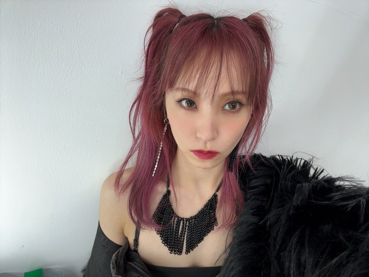 LiSA_OLiVE's tweet photo. LiSA展「LiSA PRiSM ～LiFE is Soulful Artwork～」を東京原宿と、関西、愛知で開催してもらえることになりました。
大切に踏み締め編み上げてきた15年のLiSA特別展覧会です！
本当にたくさんのみなさんの力を借りて丁寧に丁寧にねりねりしています。
本当に大規模なんだから！

特別書籍とカレンダーも発売してもらえることになりました。楽しみにしていてください☻♡

🎫チケットなど、販売情報はまたお知らせしますね。2026年もずっと一緒🪡♥️
https://t.co/bZsJckBOaa
#LiSA15th #LiSA展　

@LiSAPRiSM_expo 
アーティスト“LiSA”のデビュー15周年を記念した、初の大規模展覧会
「LiSA PRiSM ～LiFE is Soulful Artwork～」が
東急プラザ原宿「ハラカド」で開催決定📣

本展覧会のメインビジュアルも公開📸

会期：4/17～5/10
会場：東急プラザ原宿「ハラカド」4階特設イベントスペース
#LiSAPRiSM