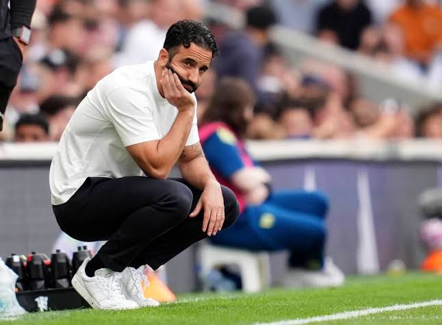 secondhandfart's tweet image. In his 14 months at Manchester United was it too much for Amorim to decide whether to sit or stand?