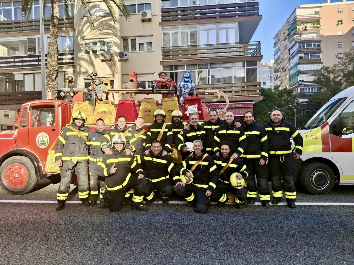 BomberosCbpc's tweet image. 🧑🏼‍🚒🚒 Los efectivos del #CBPC presentes un año más en las Cabalgatas de #Cádiz #SanFernando y #Ubrique para ayudar a SS.MM. Los Reyes Magos a repartir ilusión y alegría en una noche mágica👑

Gracias @Cadiz_es @aytoubrique #AytoSanFernando
