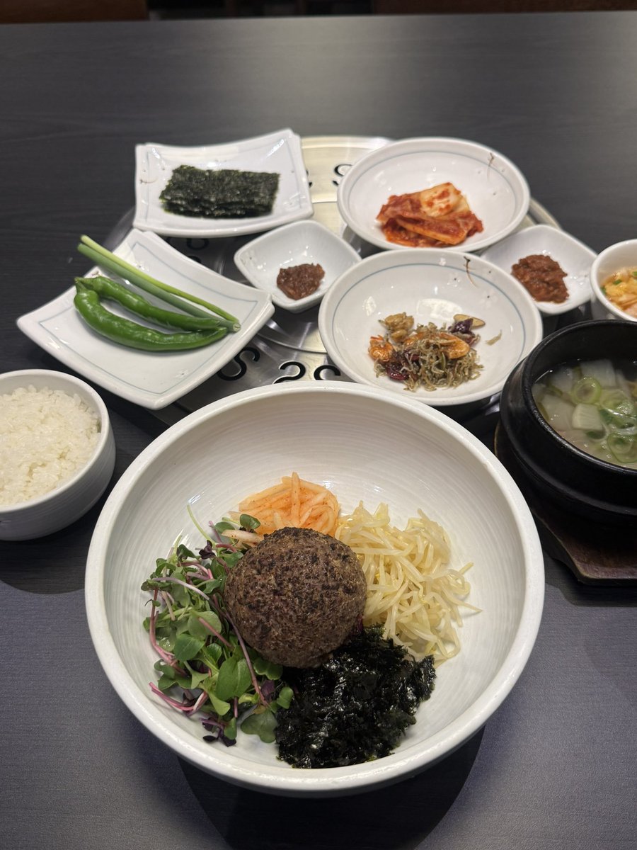 rizrz_'s tweet photo. 私もここ行ったけどランチ限定の炙りユッケビビンバ超美味しかった！！タッチパネル式で日本語メニューもあるし1人でも入りやすかった😌19,000ウォンで他より少しお高めかもだけど全然その価値ある！私的今まで韓国で食べたユッケビビンバ史上1番美味しかった😋 #牛家 https://t.co/KNmIpWPXEd