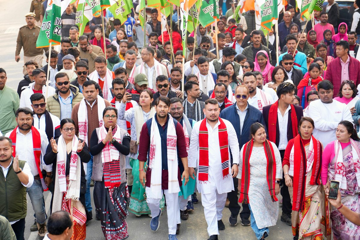IYC's tweet photo. ‘जाति बचाओ, माटी बचाओ’ पदयात्रा | चौथा दिन 🔥

यह पदयात्रा असम की पुकार है, जहां माटी, जल और जंगल को कॉरपोरेट लूट के हवाले किया जा रहा है।

असम युवा कांग्रेस संविधान के मूल्यों के साथ खड़ी होकर असम की अस्मिता और अधिकारों की रक्षा की लड़ाई लड़ रही है।

यह संघर्ष रुकने वाला नहीं है ✊🏻।

@IYCAssam

#জাতি_বচাওঁক_মাটি_বচাওঁক