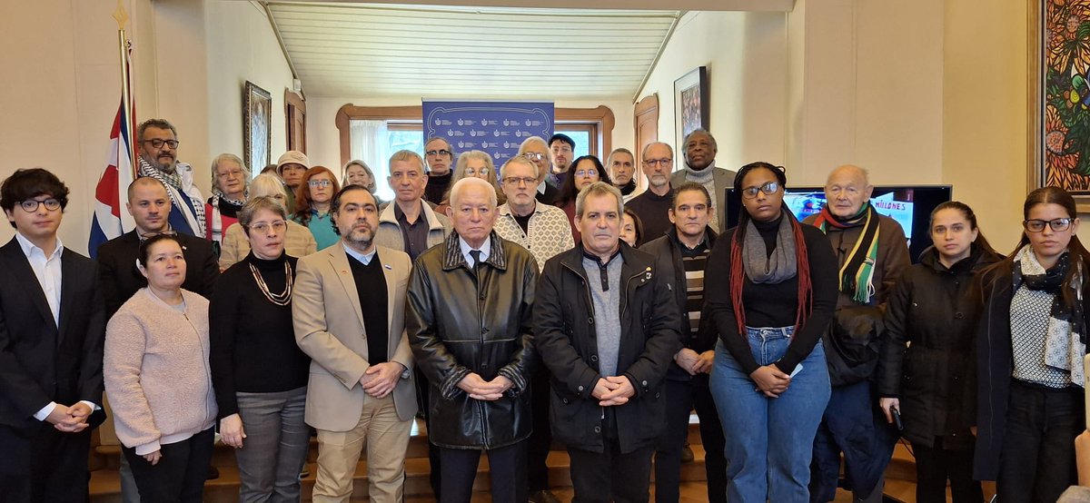 misionven_ue's tweet photo. Numerosas organizaciones de solidaridad rindieron tributo hoy en la sede de @EmbaCubaBelgica a los 32 héroes cubanos que ofrendaron su vida defendiendo al Presidente Constitucional @NicolasMaduro de Venezuela y la Primera Dama Cilia Flores el 3 de enero de 2026.

🧵1/4 https://t.co/BG6kw1Gxtj