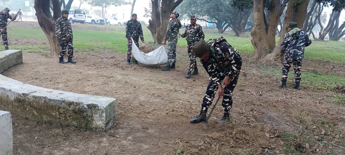 3BnSSB_INDIA's tweet image. कड़े ठंड के मौसम में भी स्वच्छता के प्रति संकल्प—दिनांक 06.01.2026 को तृतीय वाहिनी SSB, लखीमपुर खीरी के बलकर्मियों द्वारा वाहिनी मुख्यालय में स्वच्छता अभियान चलाया गया। 🇮🇳🌱
#SwachhBharat #LakhimpurKheri #CleanlinessDrive #SwachhtaHeSeva @SSB_INDIA