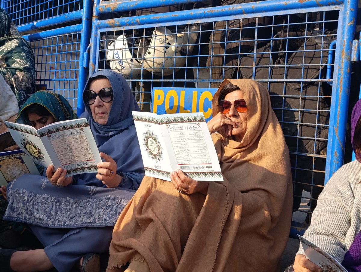 بیریئر راستے روک سکتے ہیں
ایمان نہیں۔
#اڈیالہ_پہنچو_خان_کی_خاطر