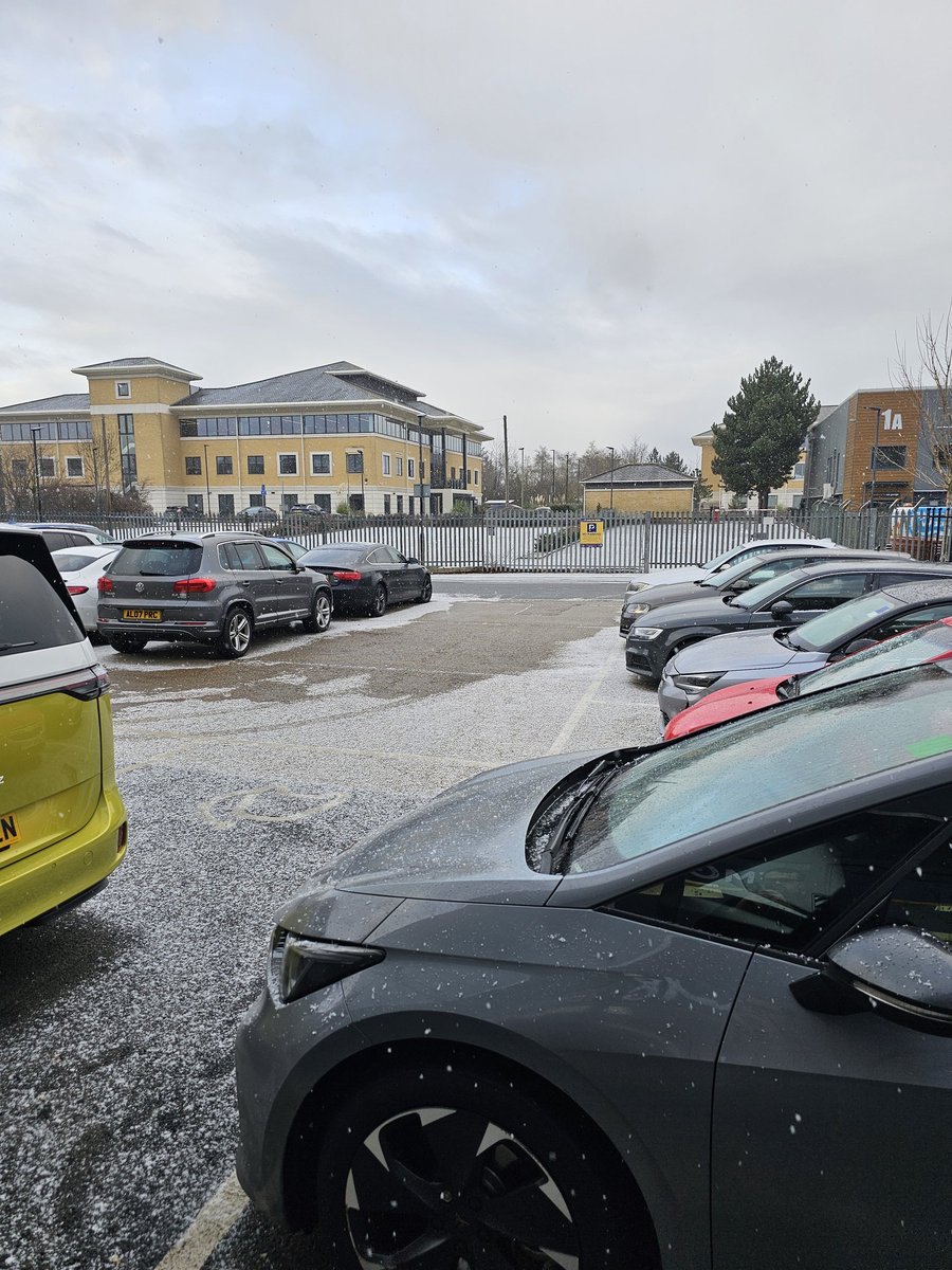 SamChands16's tweet photo. @TheSnowDreamer @TheSnowDreamer now snowing in Guildford, hopefully it keeps up https://t.co/bBYKVvRn67