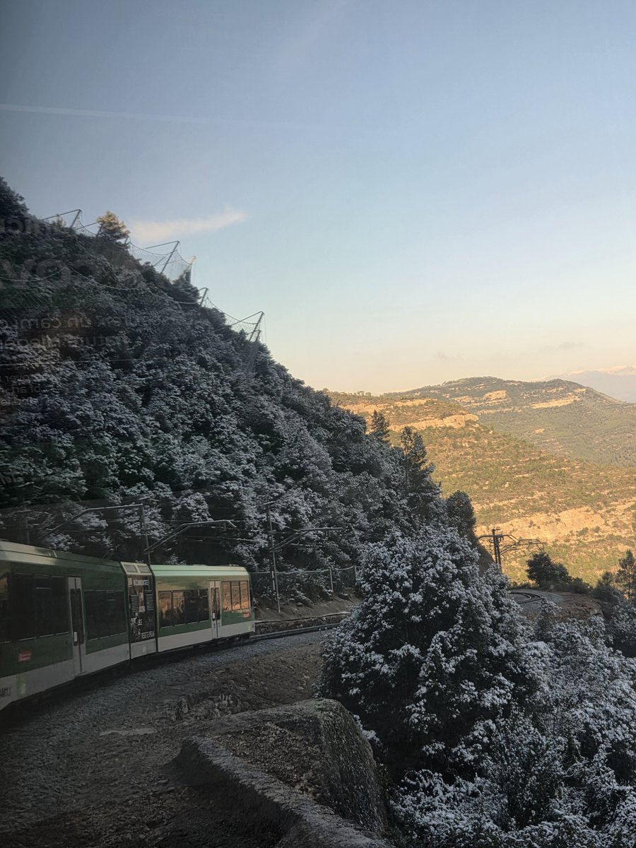 xaviserranoaspa's tweet photo. Baixant de Montserrat. Ja hem tocat la neu #FGC #pirineus365 #montserrat https://t.co/GSO7dhBnhW