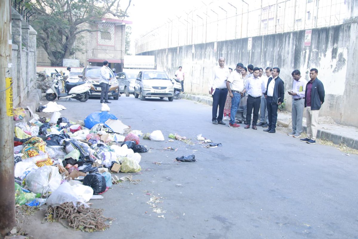 GBA_office's tweet photo. Bengaluru Central City Corporation commissioner Rajendra Cholan, conducted a field inspection today within the Gandhinagar constituency limits and issued necessary instructions to the officials. 

The Additional Development Commissioner Daljit Kumar, Joint Commissioner Hemanth, https://t.co/5Z1PFyRs7K