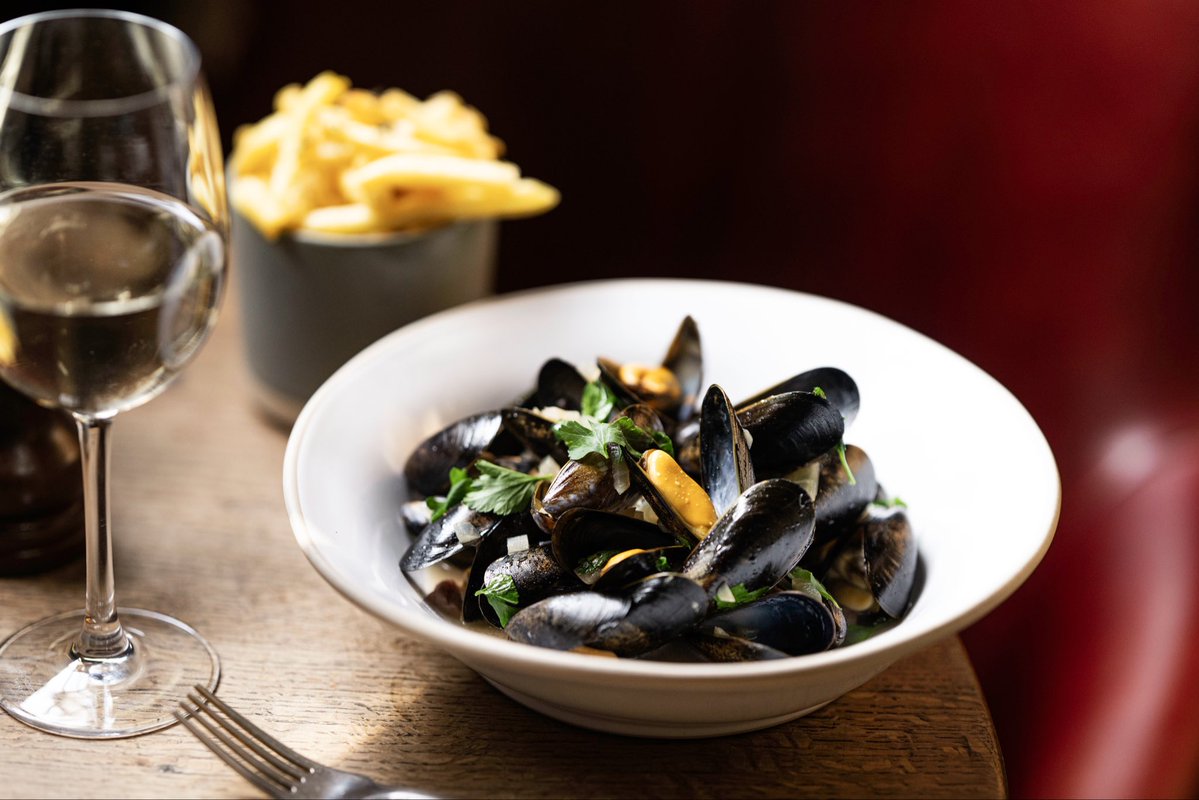Our winter set menu is officially LIVE! Here’s one of our favourites from the menu… Cornish mussels, smoked bacon &amp; Young’s ale with rosemary salted fries 🤤

Enjoy 2 courses for £19 or 3 courses for just £23 🍴
Available 3rd January - 27th February, Monday - Friday

#youngspubs