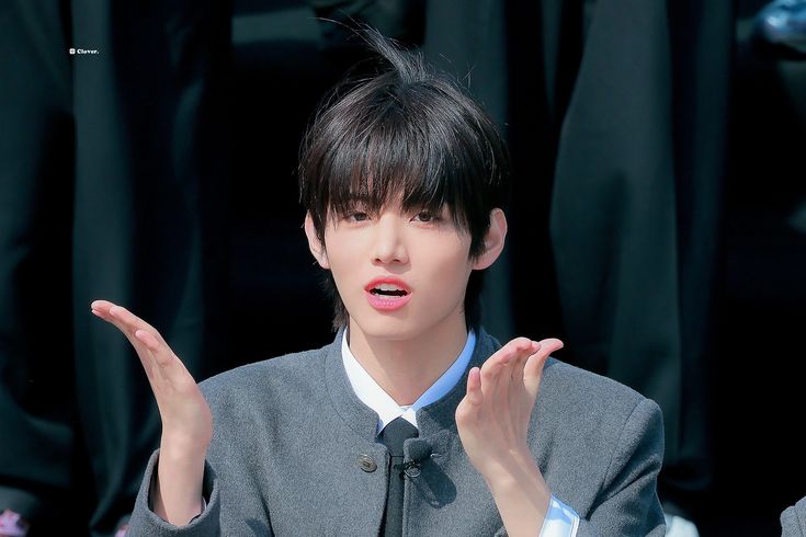 <a href="/Wonycung/">َ</a> Yasa menganggukan kepalanya dan menatap ke sebelahnya, “Kalau begitu, selamat istirahat dan kami akan kembali lagi. Jangan pada pulang dulu ya, teman-teman!” Ucap Yasa sambil melambaikan tangannya, ia dan Katherine mundur beberapa langkah dan menuruni panggung.