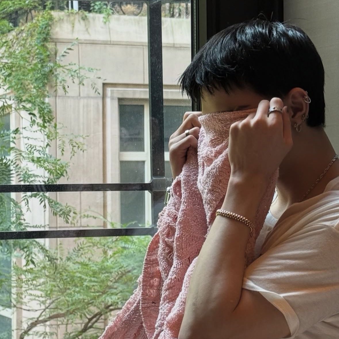 isnowmay's tweet image. #hyunchan au onde

chan aceita um trabalho um pouco inusitado de ser modelo de anatomia pra uma escola de artes 

ou

o cara do croissant está sem camisa na sua frente e hyunjin pode finalmente desenhá-lo como sempre imaginou