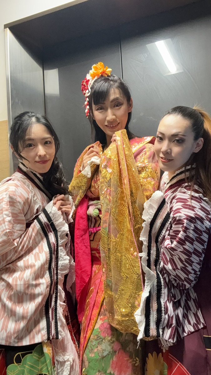 KARENHASHIMOTO's tweet photo. ありがたいことにお正月もう一つ新春のショーに参加させて頂きました🎍
イリュージョンマジック、変面、軟体芸で、とても盛り上がりました✨
ご覧いただきました皆様ありがとうございました❣️ https://t.co/nPOjN60LAS