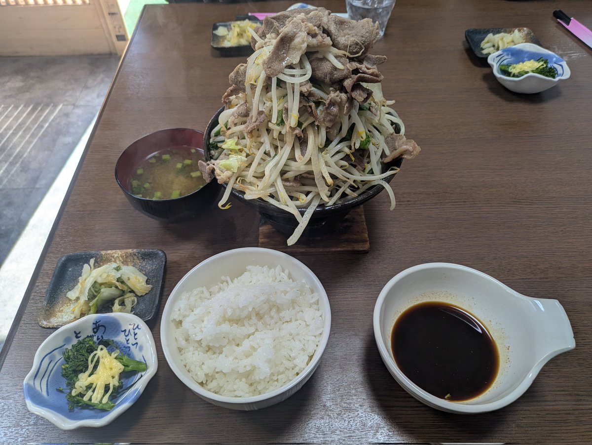 食事処おしゃまんべ
肉増しジンギスカン定食

行きたいところブックマークに入れて4〜5年。やっと行けました、おしゃまんべ。
野菜がいっぱい食べれるので罪悪感なし。ご飯おかわりは１杯まで無料。
ちょうど最高なお店。
しその入った味噌汁って他では飲んだことないけど美味しいです。