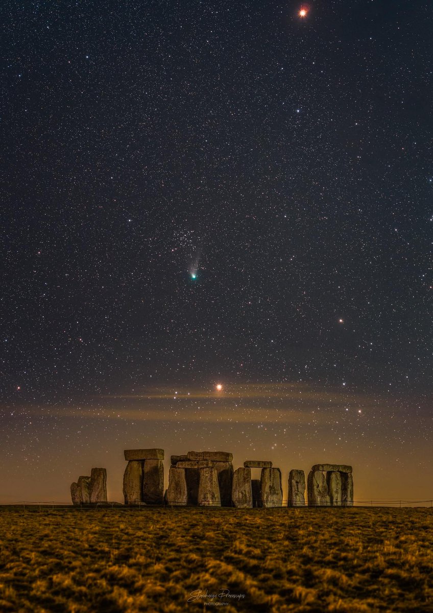 NightSkyToday's tweet photo. Comet, Aldebaran and Mars over Stonehenge ✨ https://t.co/2jYYcnRfZd