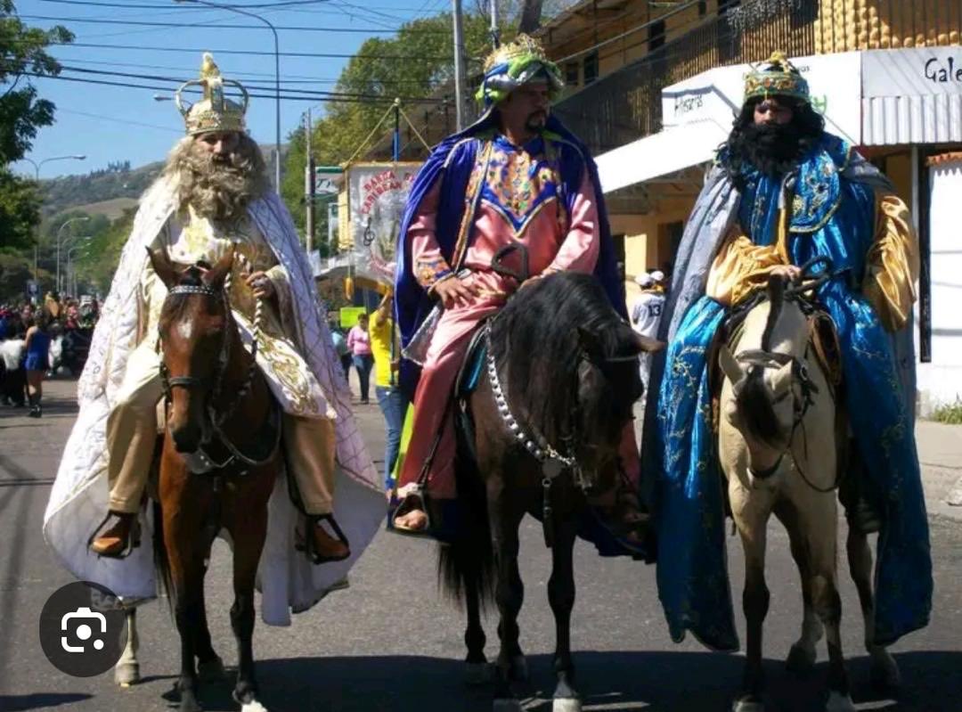 Feliz día de Reyes , con nuestros monarcas de Capacho, de 109 años de tradición 
Simbolizan esperanza y confraternidad. Es una fiesta popular , con participación de toda la población de esa ciudad Táchirense.
Amalio Belmonte