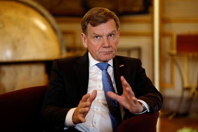 🔴وزير الخارجية الألماني فادهفول، ردا على سؤال
هل اختطاف الولايات المتحدة لمادورو يُعد انتهاكا للقانون الدولي؟

"أنا لا أدير معهد القانون الدولي، بل أدير وزارة الخارجية الألمانيه

علينا أن ننظر إلى الصورة الكبيرة.
 المستشار ميرتس محق بكلامه لان التقييم القانوني لما حدث معقد جدا "