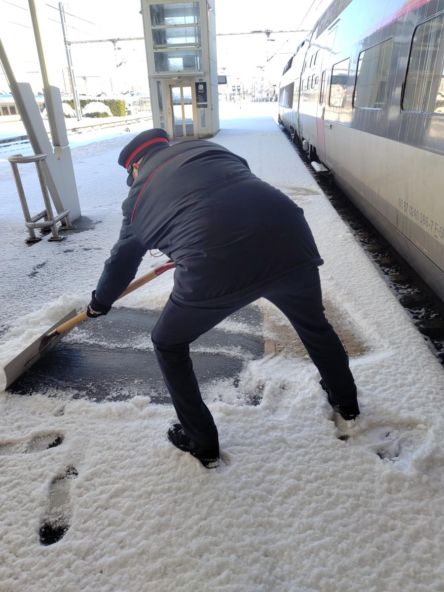TERNouvelleAQ's tweet image. 🚧De #LaRochelle jusqu'à #Angoulême et de #Niort à #Saintes, nos équipes #SNCF #TERNA se mobilisent en cette journée de neige/verglas et grand froid ❄
La circulation de vos trains reste perturbée sur l'ensemble des lignes en #Charente et la #CharenteMartime jusqu'à ce mercredi.