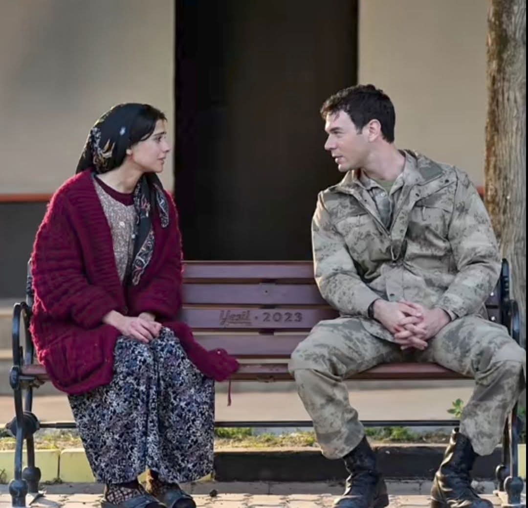 GüLümsemek 
Yara bandı gibidir.
Yarayı kapatır Ama 
Acıyı dindirmez.❤️‍🩹
ALbayım..⭐..Yeni 
  Diziden bir kare.💫