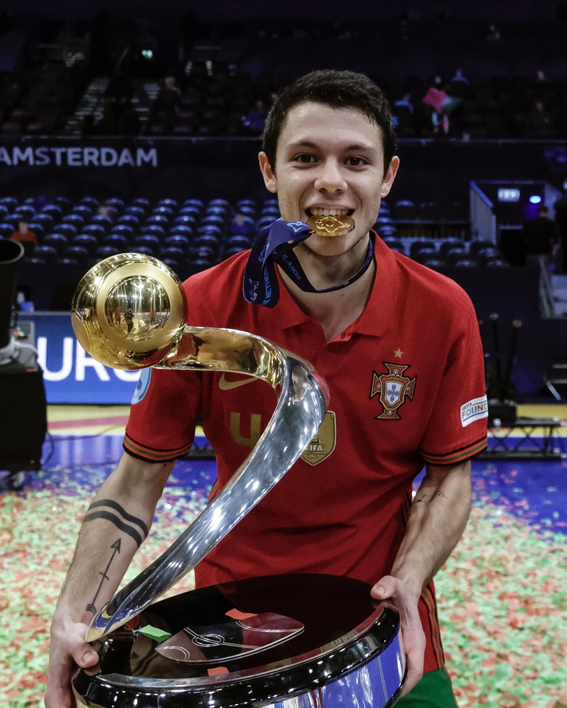 Número 𝟰 e múltiplo 𝘃𝗲𝗻𝗰𝗲𝗱𝗼𝗿 por Portugal 🏆🏆🏆 Parabéns, Afonso! 🎂

#FazHistória | #Futsal