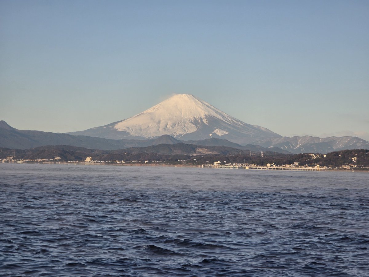 213Tyson's tweet photo. 遅くなりましたが明けましておめでとうございます。
初フィッシュは富士山見ながらアマダイ🐟
アカサカ釣具さんの福袋はなんと一番欲しかったMPBルアー🤑
ワンコも大きくなったんで今年はバス釣り多めで頑張るぞ🎣
皆様よろしくお願いします！ https://t.co/PEZzZymS8l