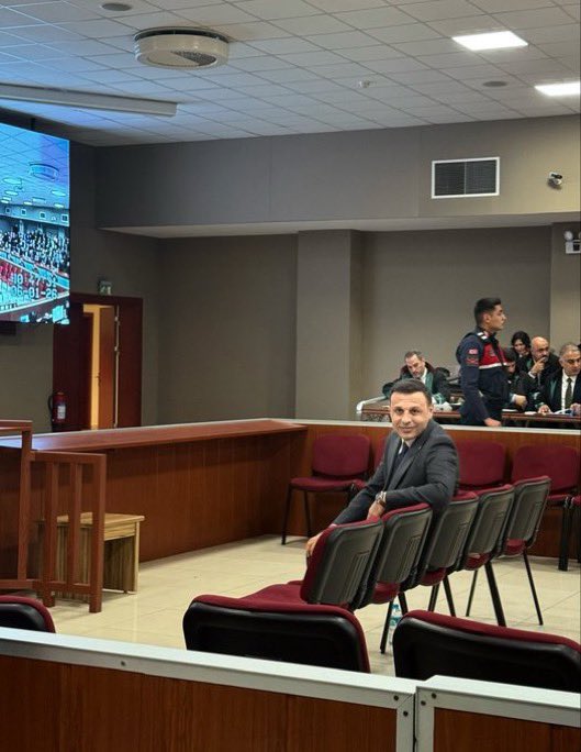 Bu parti yüreğinden verenlerin emek emek mücadele edenlerin, bu parti bizim !
Partimizi mahkeme koridorlarında tartıştıranlarla elbet görüşeceğiz.

ALNI AK, BAŞI DİK !
<a href="/ozgurcelikchp/">Özgür Çelik</a>