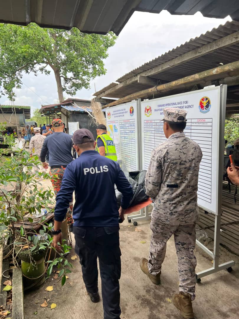 SinarOnline's tweet photo. 'Empat hari tunggu, akhirnya jasad abang pulang'

Mayat Mohd Saiful Azli Ahmad, 45, ditemukan seorang nelayan yang turut bersama dalam operasi mencari dan menyelamat di perairan Pantai Sarang Burung pagi tadi.

#sinarharian #lemas #nelayan #Rengit https://t.co/ZWgcOc5otm