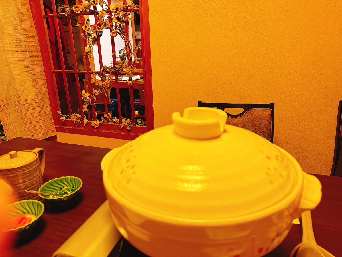 FinNekomoco's tweet image. 先程迄の席を背景に鰤しゃぶ食べに座敷に移動😌