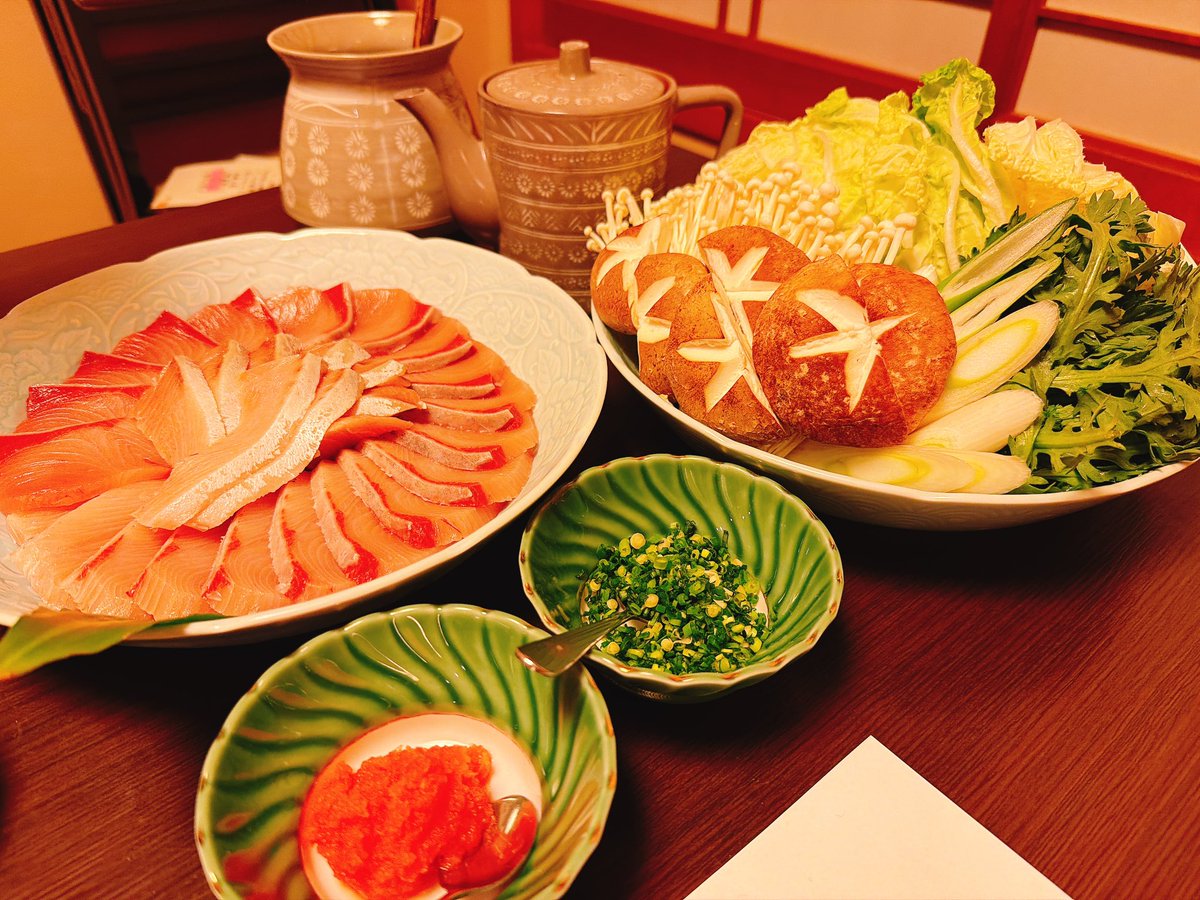 FinNekomoco's tweet image. 先程迄の席を背景に鰤しゃぶ食べに座敷に移動😌