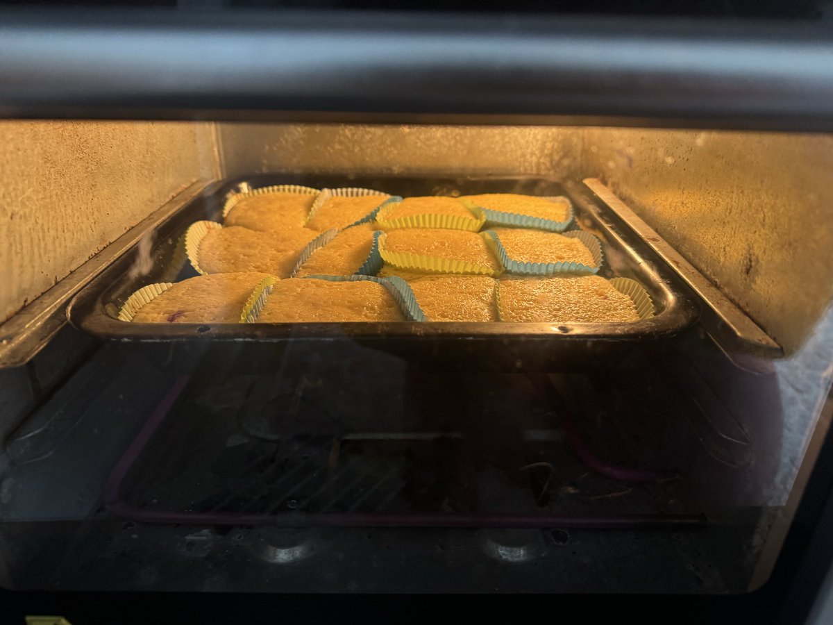 sevimli1hemsire's tweet photo. Neden kimse bana muffin kabının tek kullanılmayacağını söylemedi ki https://t.co/pd7B8G9Z0A