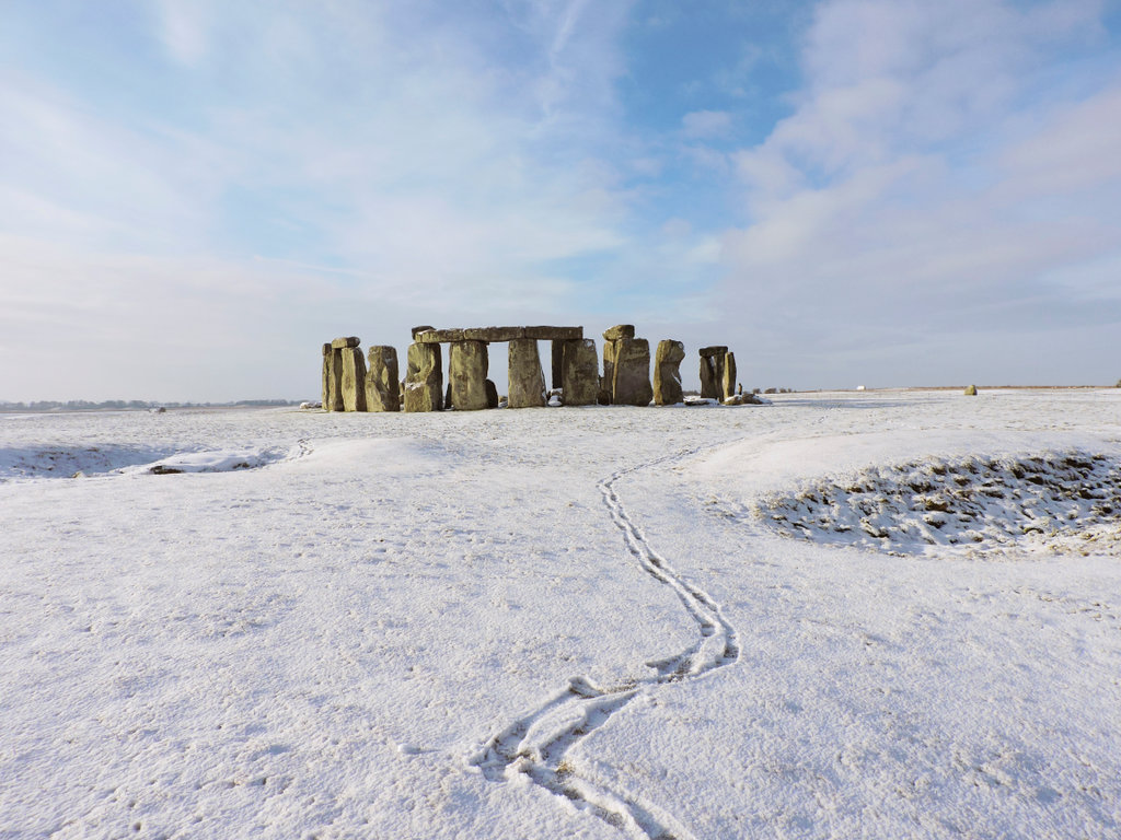 Pause your scroll and relax with this photo of serene snowy fields around Stonehenge with us ❄️