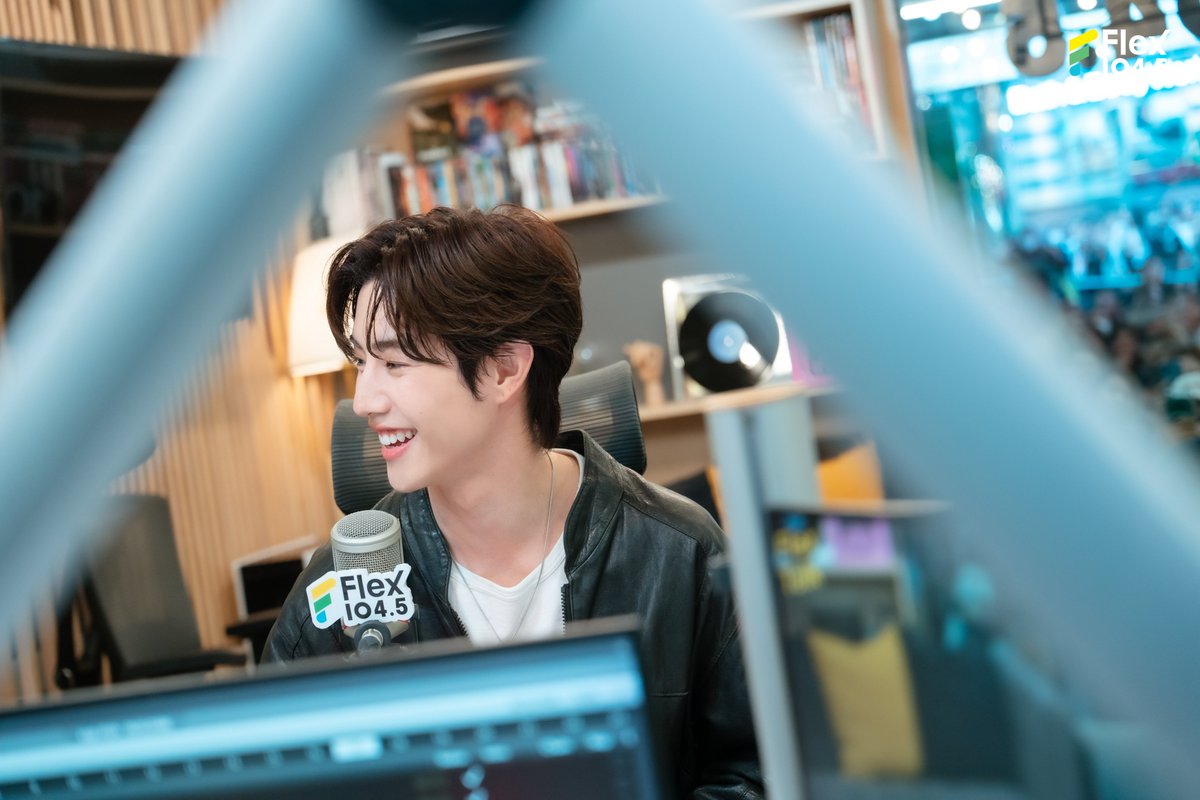 เมื่อวันศุกร์ ที่ 26 ธันวาคม 2568 รายการ Flex Talk กลายเป็นอาณาจักรของคนดื้อไปทั้งสตูดิโอ 💚 เพราะ 𝐌𝐚𝐫𝐤 𝐓𝐮𝐚𝐧 มานั่งพูดคุยแบบใกล้ชิด ทำเอาหัวใจของทุกคนดื้อไม่ยอมอยู่นิ่งเลย 

ขอบคุณ 𝐌𝐚𝐫𝐤 𝐓𝐮𝐚𝐧 ที่มาสร้างรอยยิ้ม และขอบคุณคนดื้อทุกคนที่ทำให้รายการ Flex Talk