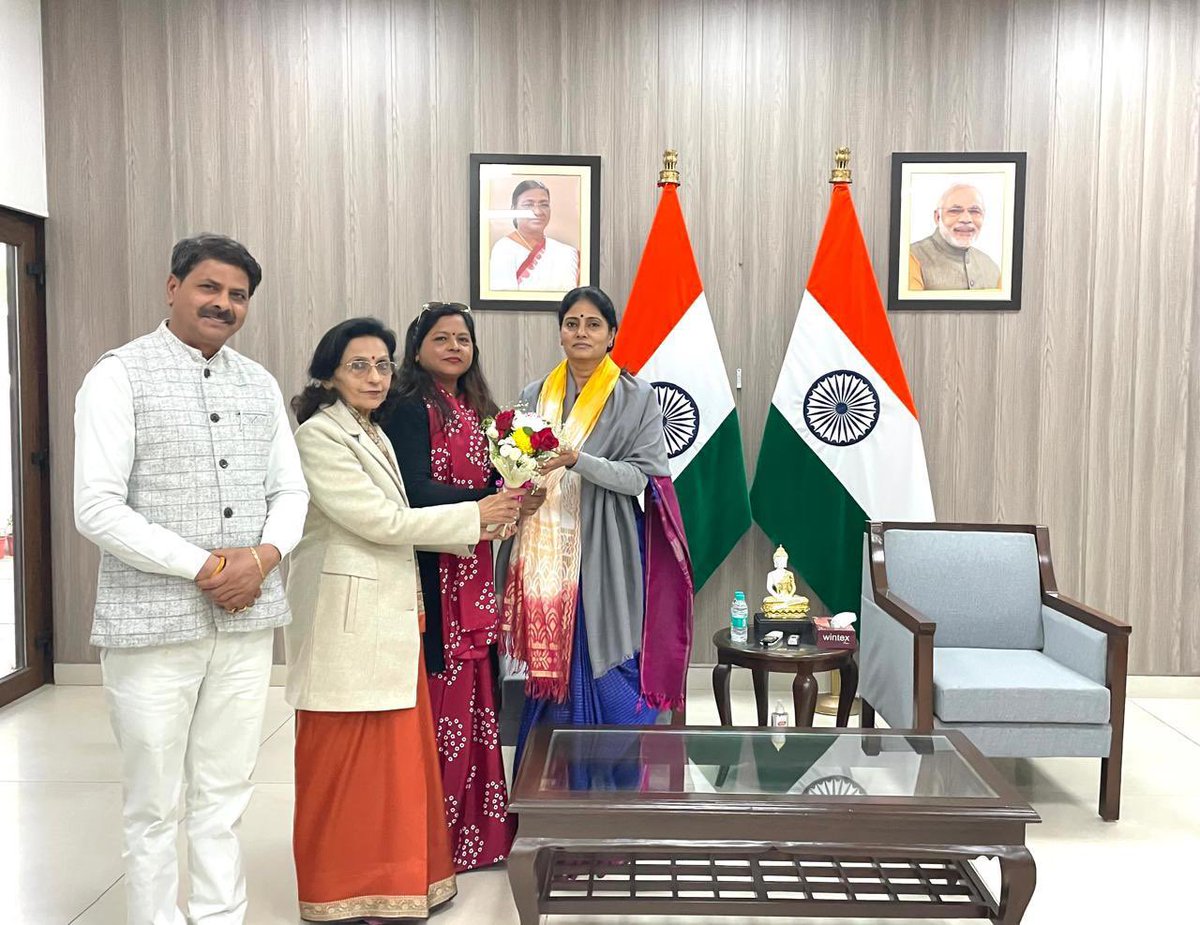 AnupriyaSPatel's tweet photo. आज नई दिल्ली स्थित आवास पर आये हुए आगंतुकों से भेंट कर उनकी समस्याएँ सुनी। https://t.co/nW2pPfq1l2