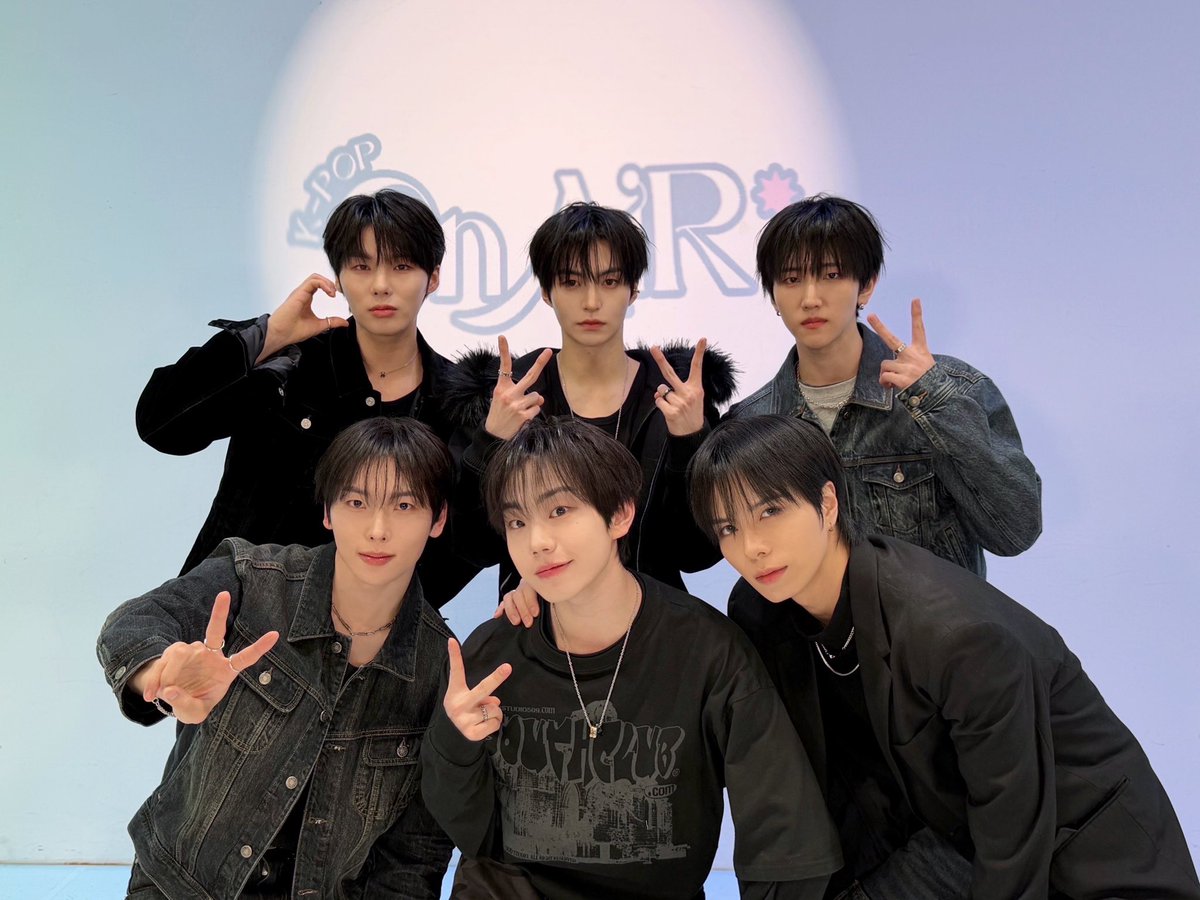 ELASTofficial's tweet photo. [📷]

#TODAY_ELAST

2026.01.06
K-pop On Air &amp; '2025 LINK K-POP MUSIC FESTIVAL in TOKYO' VIDEO CALL

#ELAST #엘라스트 #エラスト https://t.co/dkgI9UERHo