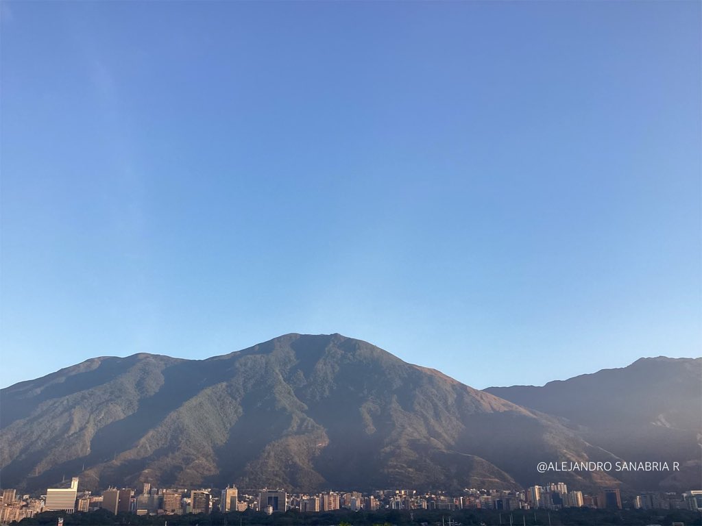 AlexSanabriaR's tweet photo. El #Avila amanecer #6E #Venezuela https://t.co/zYhEBAVWHF