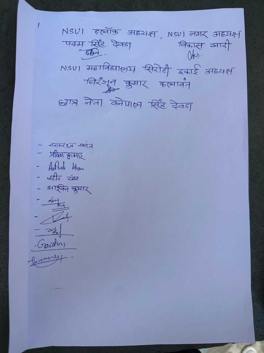 Sirohikiaawaz's tweet photo. #Sirohi महाविद्यालय की अव्यवस्थाओं पर NSUI का हल्ला बोल, ज्ञापन सौंपा,
सिरोही. महाविद्यालय में लंबे समय से चली आ रही समस्याओं को लेकर आज एनएसयूआई कार्यकर्ताओं ने प्राचार्य को ज्ञापन सौंपा, छात्र नेता वनेपाल सिंह देवड़ा ने बताया कि 2 वर्षों से बंद सब सेंटर आरएल और रोल नंबर लॉक जैसी दिक्कतों के चलते विद्यार्थियों को उदयपुर जाना पड़ रहा है,
इकाई अध्यक्ष चिरंजन कुमार ने जर्जर फर्नीचर बदलने, कॉलेज कैंटीन पुनः शुरू करने और छात्र-छात्राओं के बाथरूम की साफ-सफाई की मांग रखी, साथ ही इतिहास व राजनीतिक विज्ञान विषयों में व्याख्याताओं की कमी को जल्द दूर करने की मांग की गई,
एनएसयूआई ने चेतावनी दी कि मांगें नहीं मानी गईं तो उग्र आंदोलन और कॉलेज में तालाबंदी की जाएगी, इस दौरान बड़ी संख्या में एनएसयूआई कार्यकर्ता मौजूद रहे।