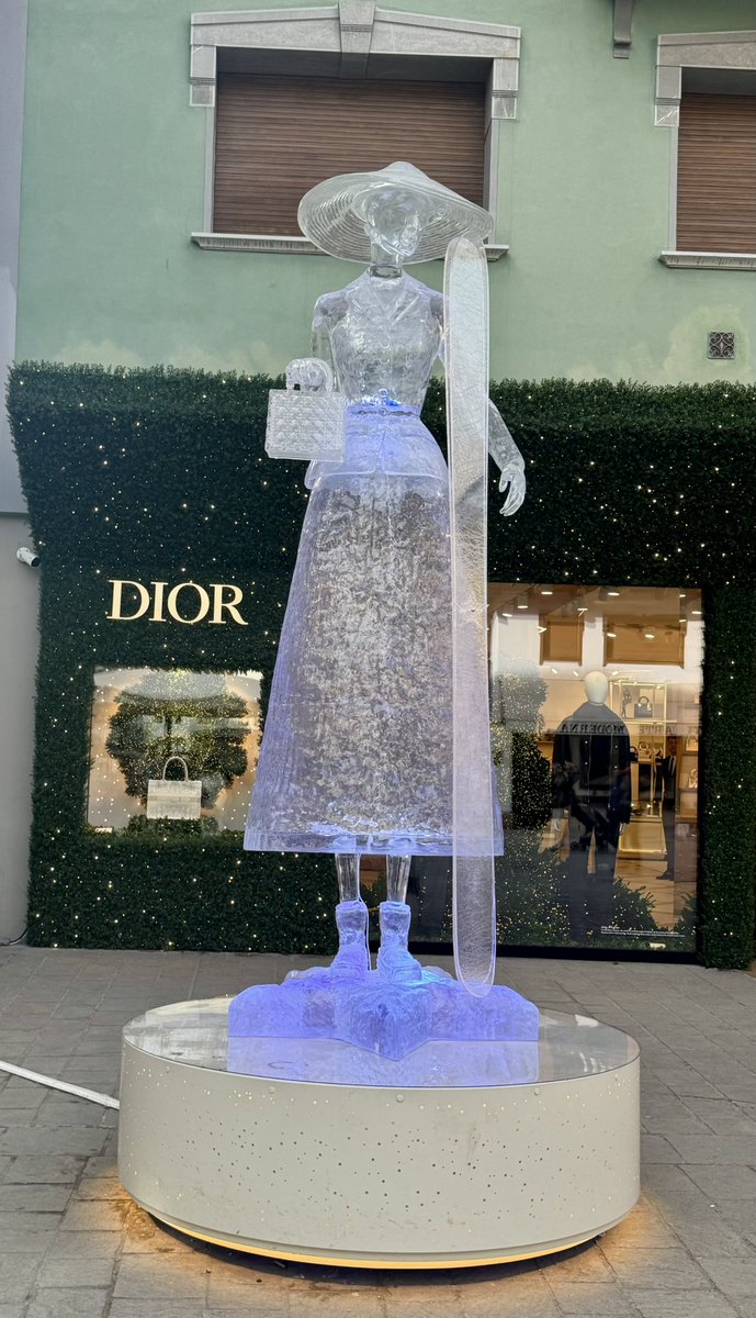 La Befana vien di notte
Con le scarpe tutte rotte
Il vestito alla romana
Viva viva la Befana
 #befana #dior #cortina #leaderassicurazioni