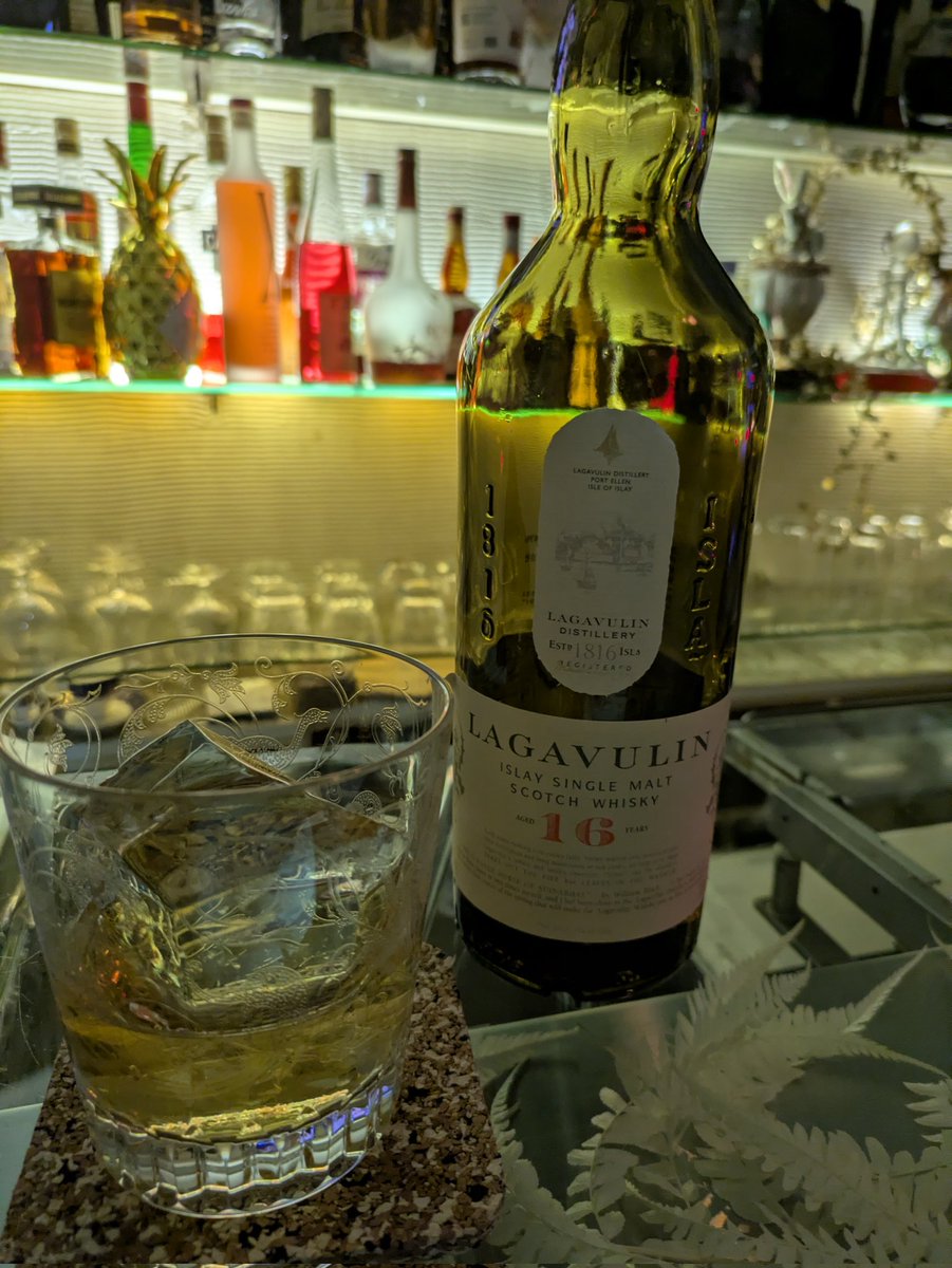 MikageShonen's tweet photo. #transparent
#LAGAVULIN

新年最初の一杯（この店で）
やっぱりアイラだよなぁ？ https://t.co/fYHhFEkMXn