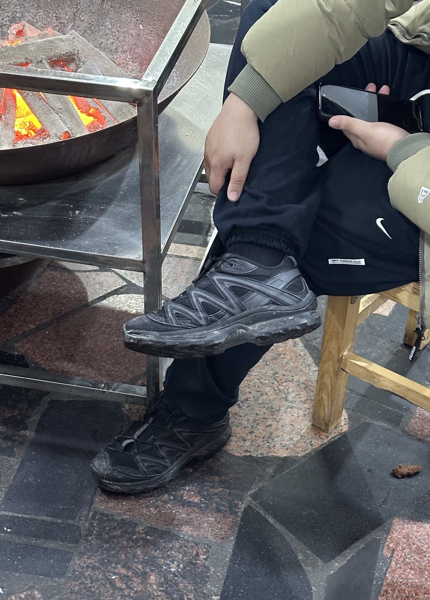 UnderMansSolo's tweet photo. 冬天一只狗的梦想生活就是主人在烤火，自己窝在主人脚边，抬头就能吻到主人的鞋底 https://t.co/M93zeTHrcI